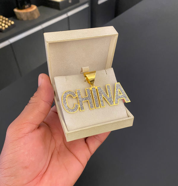 Pingente Personalizado - Nome resinado na cor brilhante prata.