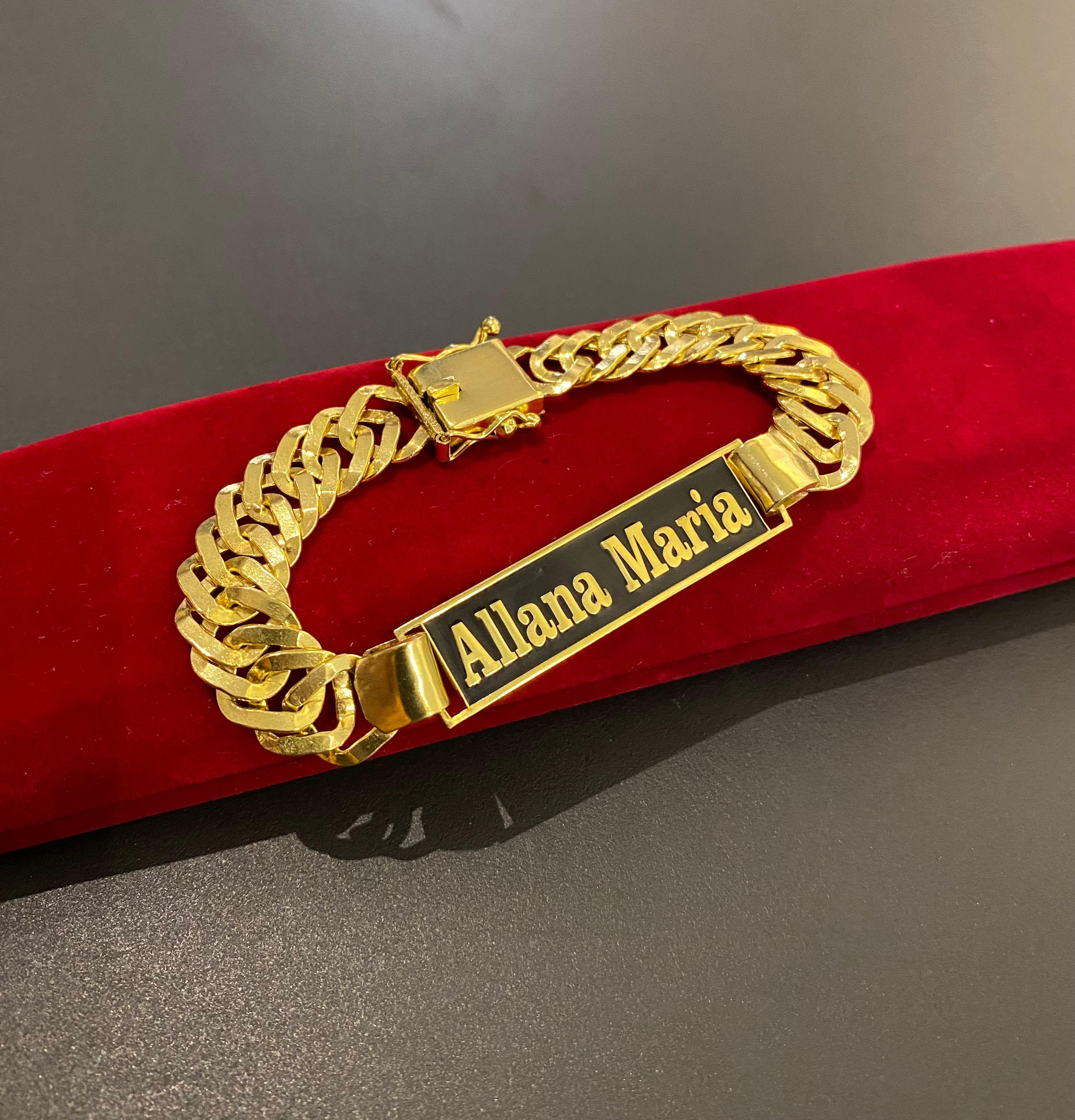 Pulseira Personalizada - nome + resina com cor preta.